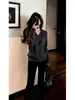Moderna parte superior de punto de dos piezas con cuello en V, versátil para varios atuendos, nueva colección otoño/invierno 2026, corte holgado, efecto adelgazante, suéter base de manga larga