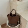 Bolso de mano de alta gama para mujer, de nicho, para el día a día, nuevo de verano 2026, bolso tipo cubo casual de moda, de un solo hombro o cruzado