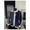 Moletom Cardigan com Gola Alta e Contraste de Três Listras para Primavera e Outono de 2026 para Homens, Jaqueta Esportiva Casual Retro Americana com Zíper