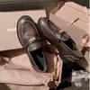 Versão em Couro de Vaca Sapatos Mocassins de Couro Genuíno Polido Retrô Femininos Pequenos Moeda de Ouro Salto Grosso Slip-ons Solado Grosso Slip-on de Um Passo Sapatos Pequenos de Couro
