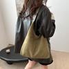 Bolso vintage informal de gran capacidad para mujer, bolso de mano de ante para otoño e invierno 2024, bolso de hombro sencillo de nicho.