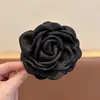 Acessórios de Cabelo de Verão para Beira-Mar Grampo Lateral Presilha de Cabelo com Flor para Mulheres Novo Estilo 2025 Ornamento de Cabelo de Flor Artificial