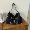 Nova bolsa tote grande bordada estilo chinês para mulheres, nova coleção 2026, com textura de camurça relaxada e design plissado retrô para outono e inverno, perfeita como bolsa de ombro.