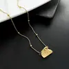 Collar de amor hueco de acero de titanio resistente a la decoloración para mujer, colgante de amor con diseño de nicho de lujo ligero, cadena de clavícula de temperamento versátil