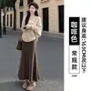 Elegante falda midi marrón para mujer, nuevo estilo otoño 2026, falda de punto petite con un diseño de cola de pez fluido que se ajusta a la cadera