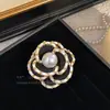 Broche de Camélia Estilo Francês para Mulheres, Acessório de Alfinete de Temperamento da Moda de Alto Padrão, Tendência Popular para Presente no Atacado
