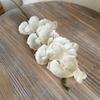 [Material de flor blanca] Arreglo floral de hortensia, rosa, flor de pasto escarchado con decoración de material de hoja de niebla de techo de pasto, flor de simulación para boda