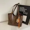 Bolso Retro de Gran Capacidad para Mujer 2025 Invierno Nuevo Estilo Bolso de Hombro Moderno y Elegante Casual Ropa de Trabajo Bolso Tote de Calidad