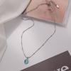 Collar sencillo de nicho ligero de lujo con forma ovalada de acero de titanio, colgante de ojo de gato azul, cadena de clavícula, diseño elegante, joyería de alto sentido