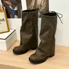 Botas largas para mujer con punta cuadrada, tacón grueso, diseñadas para crear un efecto adelgazante, con una abertura de pierna ancha, plisadas y con una caña larga que no llega a la rodilla, parecidas a las botas de montar de caña alta.