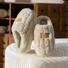 Chinelos de algodão pelúcia com sola grossa para mulheres, novo estilo outono/inverno 2026, antiderrapantes para casa, espessados para aquecer, sapatos de algodão macios para casa para homens