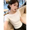Nuevo estilo de verano elegante y suave camiseta de punto tejida al ganchillo calada de un solo hombro y manga corta para mujer, corte ajustado, hombros descubiertos, moderna