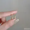 Pendientes pequeños de gota simple de plata S925 para mujer, estilo retro, con personalidad, con ganchos para las orejas y agujeros que combinan con todo.