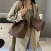 Bolsa unicolor versátil para o dia a dia para mulheres 2024 Nova bolsa de balde retrô fashion nicho de alta qualidade bolsa de ombro casual