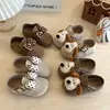 Sapatos casuais versáteis de couro estilo Birkenstock, versão coreana nova com desenho e laço para meninas, sapatos de salto baixo combinando, fofo primavera-verão 2026