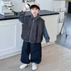 Conjunto Masculino Primavera e Outono 2026 Novo Estilo Coreano Infantil Jaqueta de Couro Cool Colete Conjunto de Três Peças Roupas Estilosas para Meninos