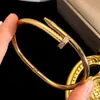 Elegante Novo Transfronteiriço 18K Galvanizado a Vácuo Aço Inoxidável Padrão Romano Concha Preta Estilo Unha Pulseira Aberta