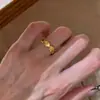 Anillo Popular de Xiaohongshu con Puntos de Diamantes Cepillados Jixiang para Mujer Diseño de Nicho Único Elegante Anillo para Dedo Índice Dropshipping