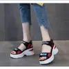Sandálias Plataforma Cuña Femininas Comércio Exterior 2024 Verão Super Populares Sapatos Plataforma Versáteis de Solado Grosso Aumentadores de Altura Moda Tendência Sandálias de Celebridade da Internet para Mulheres
