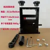 Un pelacables pequeño manual para pelar cables viejos se puede conectar a un taladro eléctrico. Es un pelacables negro multihoja con cinco cuchillas y seis orificios