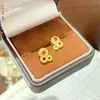 Nuevo conjunto de tres piezas de joyería de latón chapado en oro estilo chino para mujer, con un collar de moneda incrustado de diamantes, pendientes y anillo de lujo de nicho con temática de dinero.