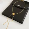 Collar de Flor de Oro Real Chapado con Gota de Agua y Circonita, Cadena para Suéter de Lujo Ligero de Nicho, Joyería de Diseño Exquisito para Mujeres con un Toque de Alta Gama