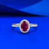El nuevo anillo de plata cultivada S925 de Mu Jing presenta una gema ovalada de 5*7 mm de color rojo sangre de paloma y azul real rodeada por un halo, elegante y sofisticado.