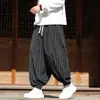 Novas calças masculinas estilo chinês de veludo cotelê com listras verticais e design de lanterna, com cintura de cordão, pernas largas e um caimento relaxado e oversized.