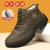 Botas de neve masculinas, coleção de inverno 2026, forradas com fleece para aquecimento, sapatos de algodão, antiderrapantes e impermeáveis, adequadas para homens de meia-idade e idosos, botas de algodão de altura média