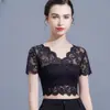 Blusa de renda de manga curta para mulheres de meia-idade, nova blusa curta de verão com decote V, vazada e patchwork, camisa base