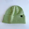 Modioso Gorro de Punto Versátil y Cálido con Etiqueta de Cuero para Mujer, Nuevo Gorro de Invierno a Prueba de Viento, Gorro de Lana Elegante de Color Sólido