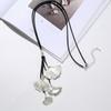 Collar transfronterizo con explosiones de Amazon, estilo europeo y americano, hojas de ginkgo, cadena de lana de aleación de moda para mujer.