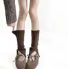 Meias trançadas de estilo retrô coreano para outono e inverno, com pernas divididas, para mulheres, apresentando um design curto relaxado e confortável, macio e versátil que pode ser usado como polainas.
