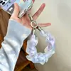 Corrente de celular com toque de alta qualidade e luxuoso, apresentando uma delicada alça de pulso em malha e um cordão para segurar na mão, perfeita para outono e inverno, e projetada como uma alça de celular anti-perda para atividades ao ar livre
