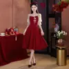 Vestido retrô vermelho novo estilo chinês com decote quadrado, mangas bufantes de tule, barra em A, adequado para recepções de noivado e jantares de formatura.