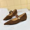 3683-2K92 Estilo Coreano Cuña de Tacón Bajo Todo Terreno Gamuza Boca Baja Banda Elástica Decorativa Metálica Zapatos de Una Sola Capa para Mujer