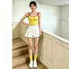 Conjunto de entrenamiento Pilates adelgazante para mujer, con un top tipo camisola de bloques de color y shorts atléticos de cintura alta, plisados y anti-exposición.