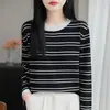 Camiseta listrada de gola redonda e manga longa, color block retrô estilo coreano, de malha 100% algodão para mulheres, novo design versátil slim fit para outono e inverno