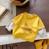 Coleção Outono 2026 Camiseta de Manga Longa para Meninos Top Falso Duas Peças Estilo Coreano Infantil Jeans Estrelado Roupa Infantil da Moda
