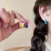 Pendientes coreanos con hebilla de oreja y flor de color en contraste de dopamina para mujer, bonitos y dulces, de verano 2025, nuevos y pequeños.