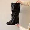 Botas empilhadas retrô plissadas emagrecedoras plus-size para mulheres, botas longas de outono e inverno, novas botas plissadas de bico fino com salto plataforma estiloso 2026
