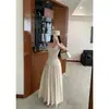 Toma real: Conjunto de dos piezas elegante y suave de chaleco de punto ajustado color albaricoque con una falda que estiliza y cae