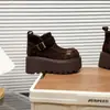 Moda Nova Outono e Inverno 2026 Fivela de Cinto Versátil Botas Curtas com Forro de Lã Estilo Britânico Botas Martin com Solado Grosso para Mulheres