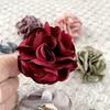 Corsage de Tela de Flores Coreanas Flor de Rosa Broche de Doble Uso para Hombres y Mujeres Borde Quemado a Mano Broche Versátil Venta al por Mayor