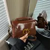 Bolso Pequeño Cuadrado Retro para Mujer 2026 Nuevo Estilo Bolso de Hombro Rígido de Cuero Hebilla de Metal con Cierre Bolso Cruzado para Commuter