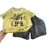 Ropa infantil estilo coreano conjunto de verano para niños 2025 nuevo moderno genial para niños de manga corta ropa de verano elegante para niños