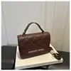 A bolsa quadrada pequena da moda deste ano 2026 outono nova moda versátil de alta qualidade com textura bolsa de ombro crossbody para mulheres com design em relevo