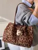 Bolsa Tote Suede Grande Capacidade Casual da Moda 2025 Inverno Nova para o Trabalho com Visual Elegante Casual de Ombro Feminina