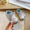 Zapatillas bonitas de estilo coreano para niñas, zapatos de princesa de suela blanda, nueva colección otoño/invierno 2026, zapatos casuales para niños con diseño de conejito pequeño
