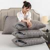 Un par de almohadas con núcleo de almohada para dormir, ayuda para el cuello, soporte para la cabeza para hotel de cinco estrellas, almohada para dormitorio femenino y masculino.
